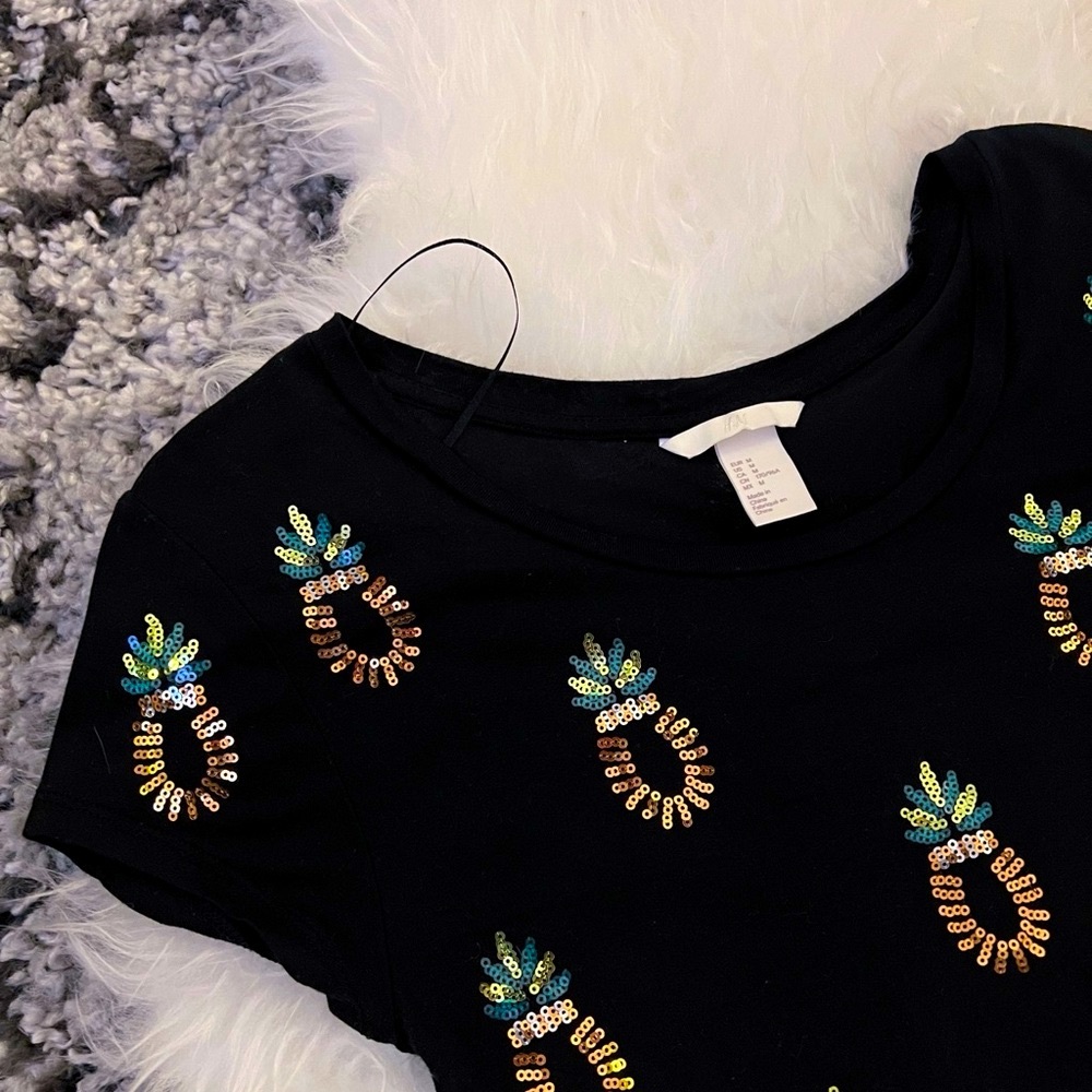 EUC - RARE - H&M Sequin Pineapple Tee - As seen on “Girls” - Size M